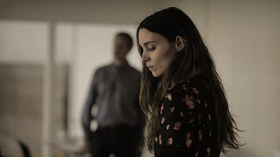 bild aus der news Heute im TV: Niederschmetterndes Spannungskino mit einem "Star Wars"-Schurken und einem Star aus "Bridgerton"