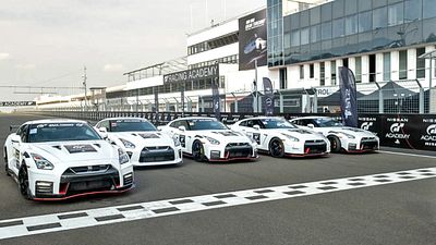 bild aus der news "Die Überraschung des Jahres": Wir sind für "Gran Turismo" über die Rennstrecke geheizt – auf der PlayStation & im Rennauto!