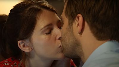 bild aus der news GZSZ-Vorschau: Julian und Lilly kommen sich näher und landen im Bett