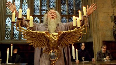 bild aus der news Was für ein Bart! So sieht John Lithgow als Albus Dumbledore in der neuen "Harry Potter"-Serie aus