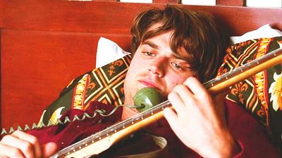 bild aus der news 100 % auf Rotten Tomatoes! "Stranger Things"-Star als 1990er-Kultheld im Biopic über die "wichtigste und einflussreichste Band der Welt"