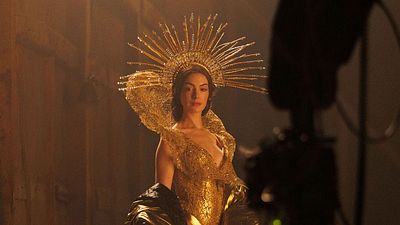 bild aus der news Deutscher Trailer zum intensiven Psychothriller "Mother Mary": Anne Hathaway zwischen "Black Swan", Lady Gaga & Björk