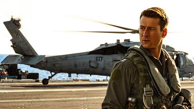 bild aus der news Hättet ihr ihn erkannt? So sieht "Top Gun: Maverick"-Star Glen Powell in seiner neuen Serienrolle aus!