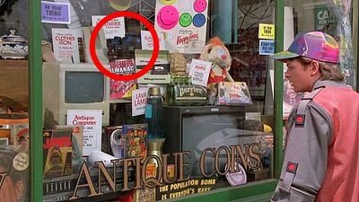 bild aus der news Stoppt "Zurück in die Zukunft 2" bei 12 Minuten und 30 Sekunden – und schaut euch das Schaufenster, vor dem Marty steht, ganz genau an!