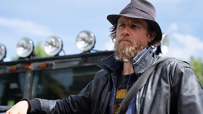 bild aus der news "Sons Of Anarchy"-Star Charlie Hunnam ermittelt gegen Mel Gibson: Deutscher Trailer zum Krimi-Spaß "Last Looks"