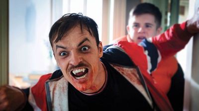 "Shaun Of The Dead" mit Vampiren statt Zombies? Deutscher Trailer zum blutigen Horror-Spaß "Let The Wrong One In" mit "Buffy"-Star