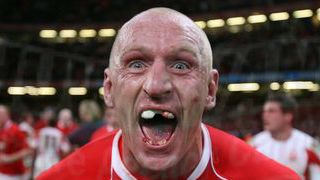 bild aus der news Mickey Rourke entfernt sich Vorderzähne für Rugby-Biopic