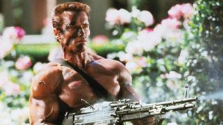 Arnold Schwarzenegger liest gerade drei Drehbücher