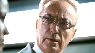 bild aus der news "The Human Centipede 3": Udo Kier als skrupelloser Dr. Heiter im Gespräch