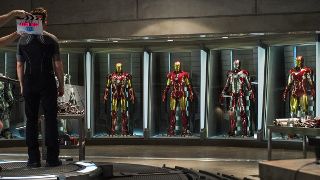 bild aus der news Robert Downey Jr. hat die Qual der Wahl im ersten offiziellen Set-Foto zu "Iron Man 3"