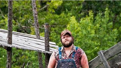 bild aus der news Erster Trailer zur rabenschwarzen Komödie "Cottage Country" mit Tyler Labine und Malin Akerman