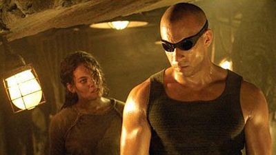 bild aus der news "Riddick 3: Dead Man Stalking": Neues Foto zeigt kampfbereiten Vin Diesel und Karl Urban in brenzliger Lage