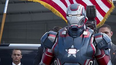 bild aus der news "Iron Man 3": Vorschau zum neuen Trailer zeigt Don Cheadle als Iron Patriot plus neues Poster mit abstürzendem Iron Man