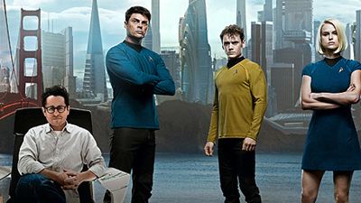 Gefährlich: Zoe Saldana mit gezückter Waffe auf neuen Bildern zu "Star Trek Into Darkness"