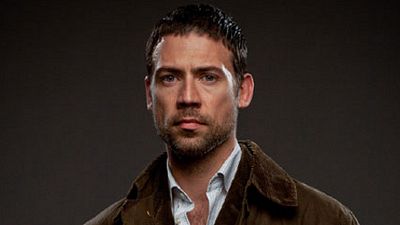 bild aus der news "The Saint": Erster Trailer zum Remake mit Original-Simon-Templar Roger Moore und "Hawthorne"-Star Adam Rayner