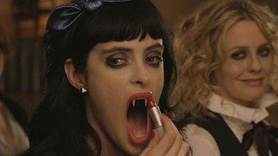 bild aus der news Doppelter Nasenbohrer: Alicia Silverstone als gierige Vampirin im exklusiven Clip zu "Vamps - Dating mit Biss"