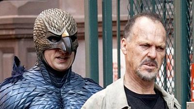 bild aus der news "Birdman": Michael Keaton verfolgt vom gefiederten Rächer auf erstem Setbild zur schwarzen Komödie