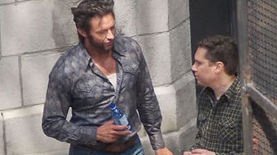 bild aus der news "Wolverine" Hugh Jackman im hautengen 70er-Jahre-Hemd auf neuem Setbild zu "X-Men: Days of Future Past"