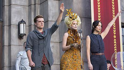 bild aus der news "Die Tribute von Panem 2 - Catching Fire": Jennifer Lawrence und Josh Hutcherson in heroischer Pose auf neuem Bild 