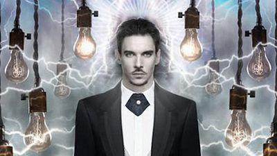 bild aus der news "Dracula": Fantasievolle Figuren-Poster zeigen die Protagonisten der Vampir-Serie mit Jonathan Rhys Meyers