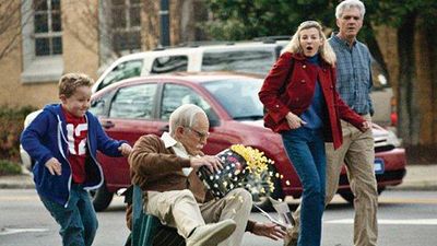 bild aus der news Erster Trailer zu "Jackass: Bad Grandpa": Johnny Knoxville hat auch als Großvater Spaß