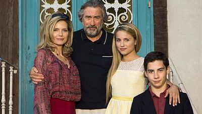 bild aus der news Neue "The Family"-Figurenposter: Robert De Niro als "Killer Dad" und Michelle Pfeiffer als "Bad Mother"