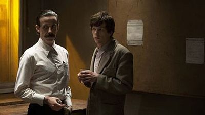 bild aus der news Erster Teaser zu "The Double" mit einem doppelten Jesse Eisenberg und Mia Wasikowska