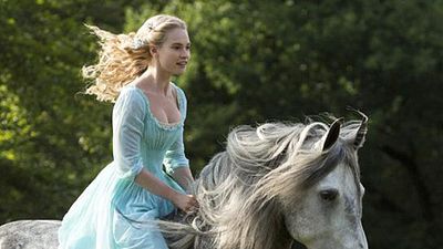 bild aus der news Erstes Bild zu Kenneth Branaghs "Cinderella": "Downton Abbey"-Star Lily James reitet wie der Wind