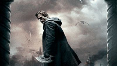 "I, Frankenstein": Aaron Eckhart umringt von Monstern auf düsterem Banner zum Horror-Film