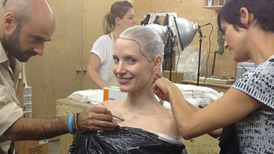 bild aus der news Jessica Chastain in Gips: Fotos zur Geisterromanze "Crimson Peak" von Guillermo del Toro