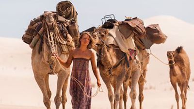 Mia Wasikowska als abenteuerlustige Wanderin Robyn Davidson im ersten Trailer zu "Spuren - Tracks"