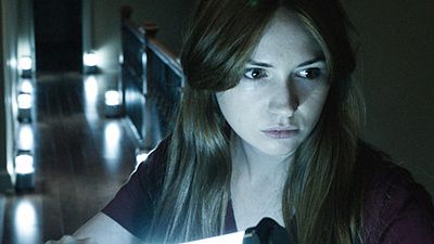 bild aus der news "Oculus": Erster Trailer + Poster zum neuen Horror-Streifen mit "Doctor Who"-Star Karen Gillan