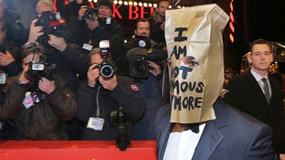 bild aus der news Video vom Konfrontationsbesuch bei skurriler "#IAmSorry"-Kunstausstellung: Schweigender Shia LaBeouf lässt sich Papiertüte vom Kopf ziehen