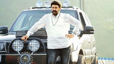 bild aus der news Axtschwingender Killer auf goldener Schaukel im ersten Trailer zum indischen Actioner "Legend"