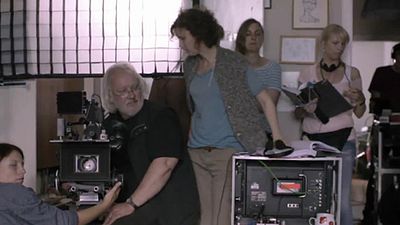 bild aus der news "Die Erfindung der Liebe": Nach Tod der Hauptdarstellerin wird aus Drama eine Filmsatire, die sich selbst auf die Schippe nimmt