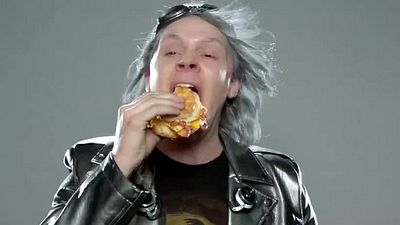 bild aus der news Das ist wirklich "Fast Food": Quicksilver aus "X-Men: Zukunft ist Vergangenheit" beim blitzschnellen Mampfen im Werbespot einer Burger-Kette