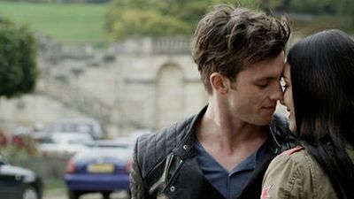 bild aus der news Verliebt in der Vergangenheit: Neuer Trailer zur Bestsellerverfilmung "Saphirblau" mit Maria Ehrich