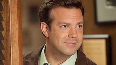 bild aus der news Jason Sudeikis als Auftragskiller in der Komödie "Loomis Fargo" mit Zach Galifianakis und Kristen Wiig im Gespräch