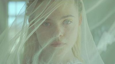 bild aus der news "How to Talk to Girls at Parties": Elle Fanning als Außerirdische in der Kurzgeschichtenverfilmung