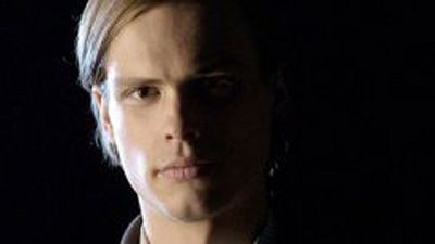 bild aus der news Matthew Gray Gubler und Kat Dennings gehen im ersten Trailer zur Horror-Komödie "Suburban Gothic" auf Geisterjagd