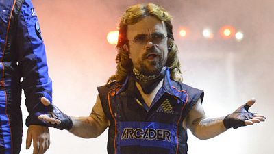 bild aus der news Neues Set-Bild zu "Pixels": Peter Dinklage zieht mit Vokuhila und Laserkanone in den Kampf gegen PAC-MAN und Co.