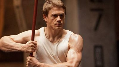 bild aus der news "Nervenzusammenbruch": Warum Charlie Hunnam wirklich den Cast von "Fifty Shades of Grey" verließ