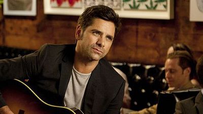 bild aus der news "Full House"-Star John Stamos gibt im deutschen Trailer zu "Sex Up Your Man" Nachhilfe in Sachen Liebe und Leidenschaft