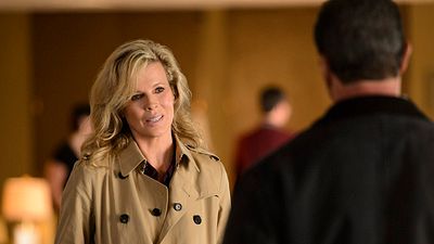 bild aus der news "The Nice Guys": Oscar-Preisträgerin Kim Basinger an der Seite von Russell Crowe und Ryan Gosling