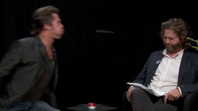 bild aus der news Anschauen: Brad Pitt und ein klebriges Mitbringsel bei "Between Two Ferns" von Zach Galifianakis
