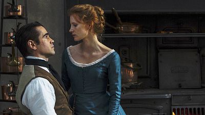 bild aus der news Colin Farrell küsst Jessica Chastain im neuen Trailer zu "Fräulein Julie" die Füße