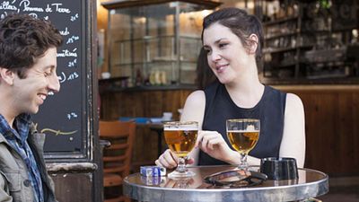 bild aus der news "The Big Bang Theory"-Star Simon Helberg im ersten Trailer zur Rom-Com "We'll Never Have Paris"