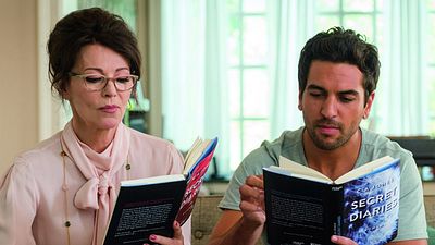 bild aus der news "Traumfrauen"-Video: Elyas M’Barek und Iris Berben lesen Sex-Buch à la "Fifty Shades of Grey"