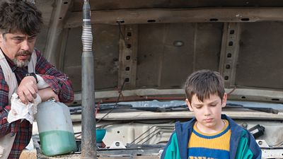 bild aus der news Im ersten Trailer zu "A Perfect Day" verschlägt es Benicio Del Toro und Tim Robbins in ein Krisengebiet