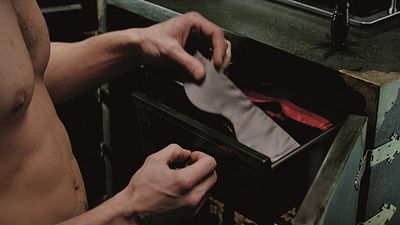 bild aus der news Drei Frauen stürzen sich bei Filmvorführung von "Fifty Shades of Grey" auf Fremden